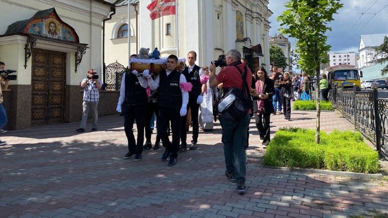 Ракетний удар по Вінниці: загиблу дівчинку Лізу поховали під звуки скрипки