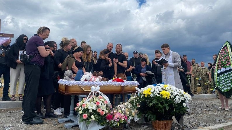 Ракетний удар по Вінниці: загиблу дівчинку Лізу поховали під звуки скрипки