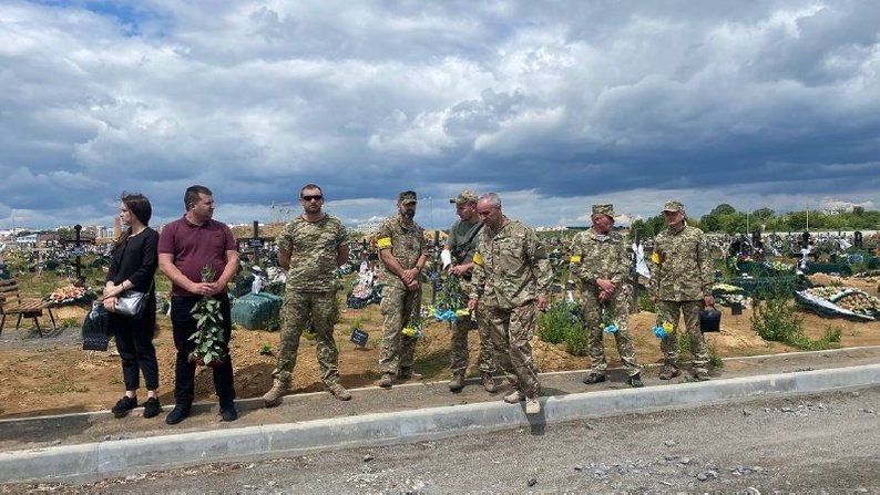 Ракетний удар по Вінниці: загиблу дівчинку Лізу поховали під звуки скрипки