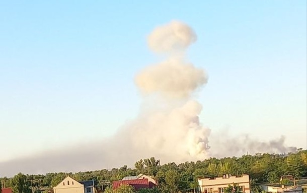 В Новой Каховке горит склад боеприпасов врага, - соцсети