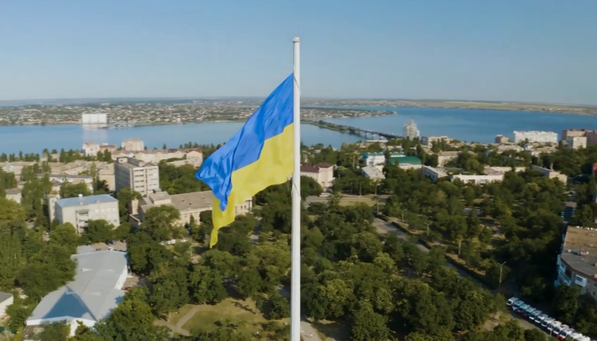В Николаеве обновили полотно флага-гиганта