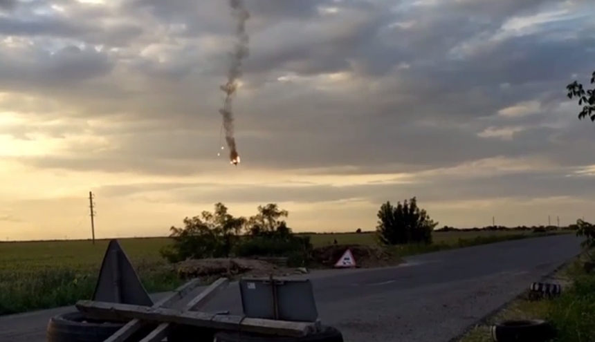 З'явилися відео падіння ворожого літака на Херсонщині