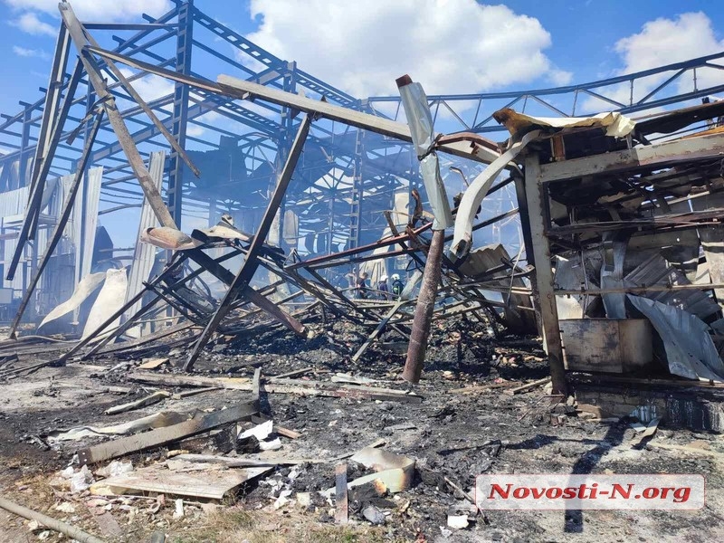 Ракетний удар по складах із «гуманітаркою» в Миколаєві: з'явилися фото та відео