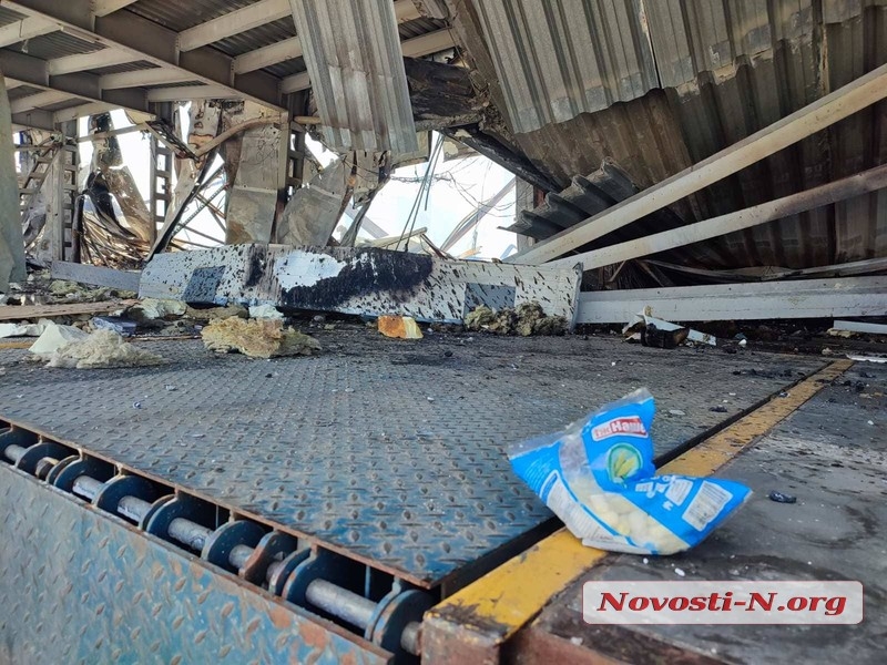Ракетный удар по складам с «гуманитаркой» в Николаеве: появились фото и видео