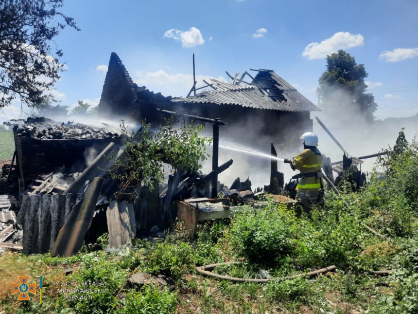 Обстріли Миколаївської області: знищені будівлі та техніка, горіли поля та лісосмуги