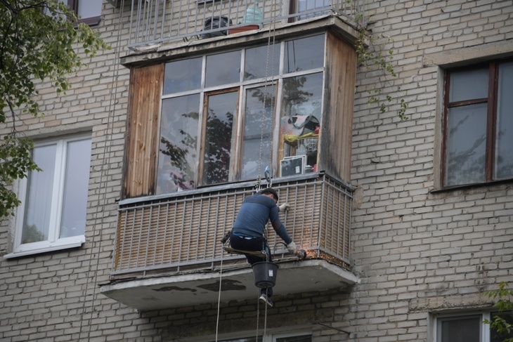У Миколаєві наймуть альпіністів, щоб «зашити» розбиті вікна