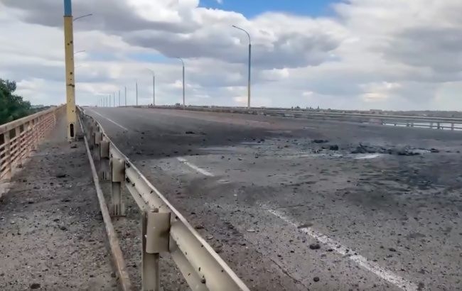 Хочуть замінити зруйнований міст: росіяни зводять понтон у Херсонській області