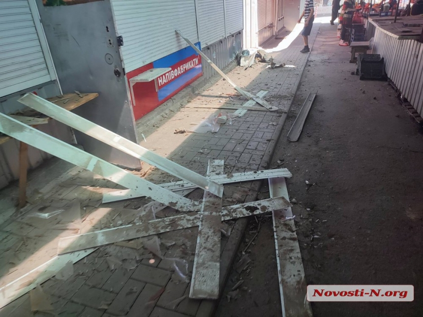 Внаслідок нічного обстрілу зазнав пошкоджень ринок у Миколаєві (фото, відео)