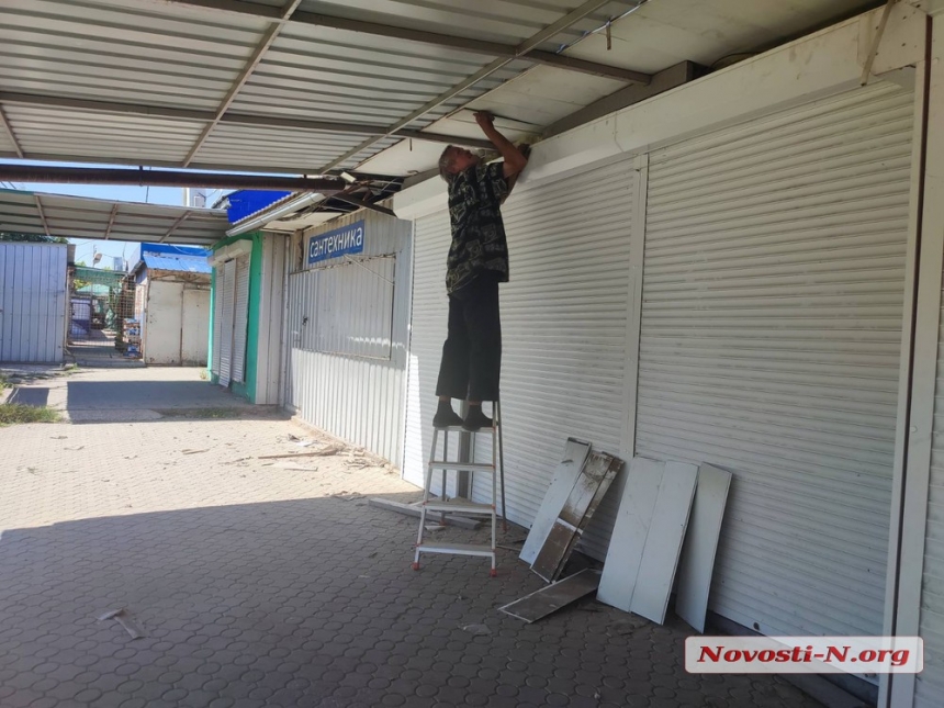 Внаслідок нічного обстрілу зазнав пошкоджень ринок у Миколаєві (фото, відео)