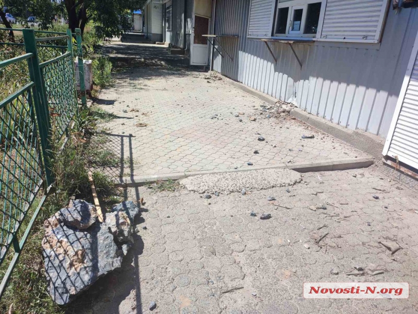 В результате ночного обстрела получил повреждения рынок в Николаеве (фото, видео)