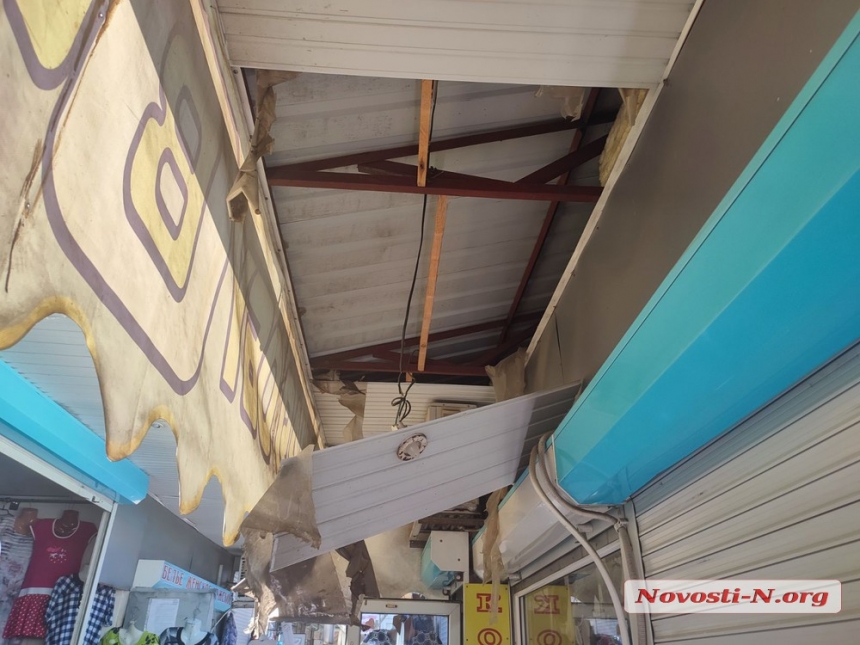 В результате ночного обстрела получил повреждения рынок в Николаеве (фото, видео)