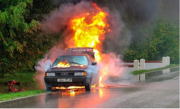 В окупованому Херсоні вибухнула машина: у ній міг бути колаборант (відео)