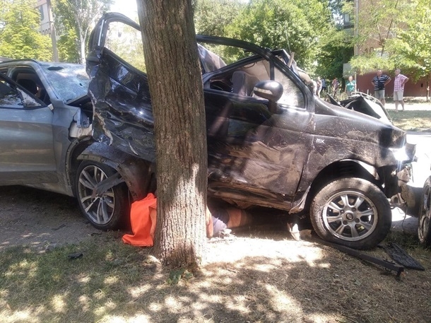 У Запоріжжі п'яний водій BMW розбив кілька авто та збив людей на узбіччі: 1 загинув, 6 поранено (фото 18+)