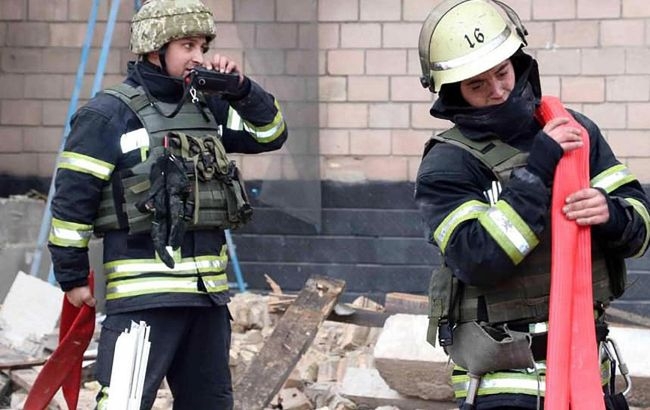 Російські ракети влучили в будинок та ВНЗ у центрі Харкова: завали вже розбирають