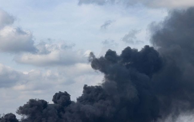 РФ обстріляла ракетами Харків: почалася пожежа у будівлі навчального закладу