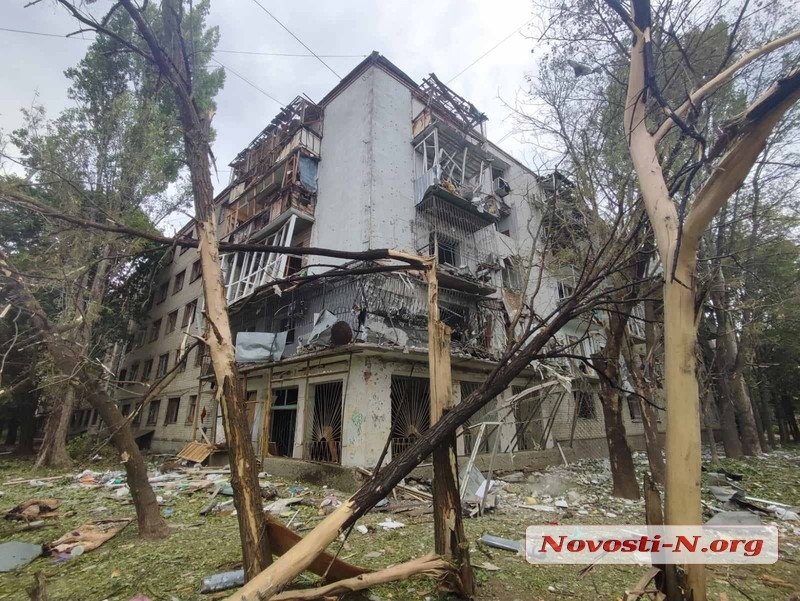 З'явилися фото та відео наслідків обстрілу спального району Миколаєва