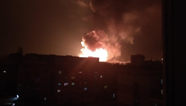 У Миколаєві пролунали потужні вибухи – оголошено повітряну тривогу (відео)