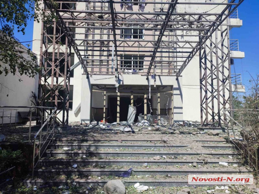 У Миколаєві окупанти обстріляли готель (фото, відео)