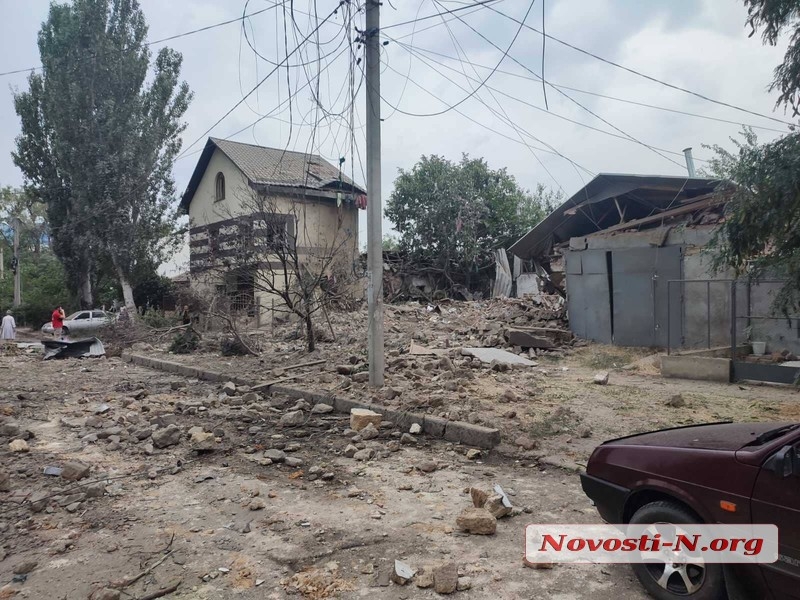 Внаслідок влучення російської ракети знищено кілька будинків у Миколаєві (фото)