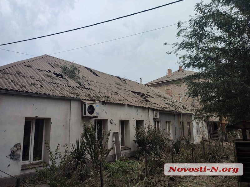 В результате попадания российской ракеты уничтожены несколько домов в Николаеве (фото)
