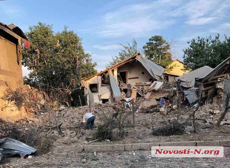 Внаслідок влучення російської ракети знищено кілька будинків у Миколаєві (фото)