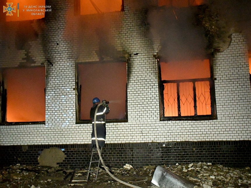 У Миколаєві окупанти знищили гуманітарний склад: фото та відео ліквідації пожежі