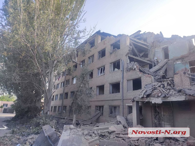 В результате ночного обстрела разрушено общежитие николаевского университета (фото, видео)