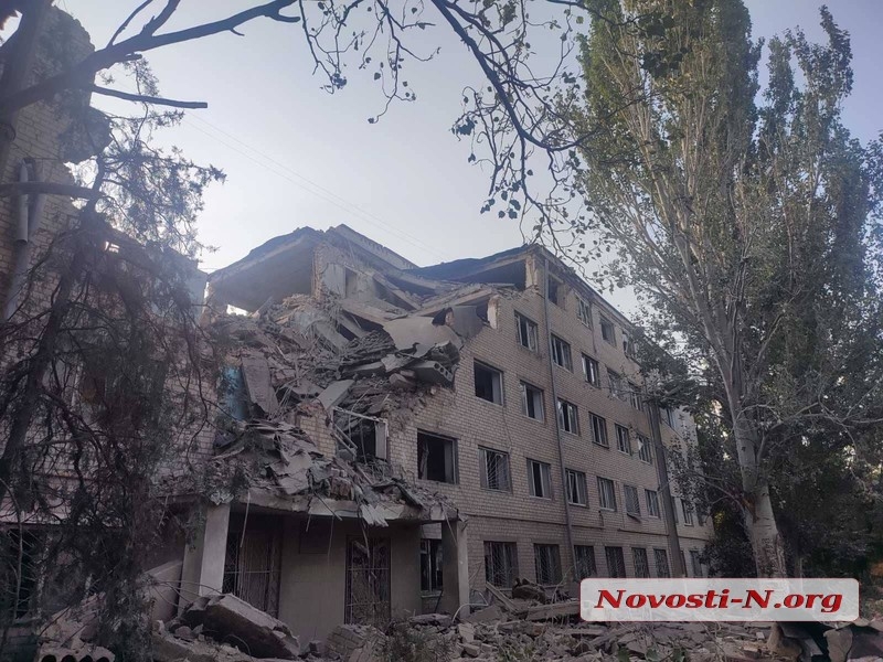В результате ночного обстрела разрушено общежитие николаевского университета (фото, видео)