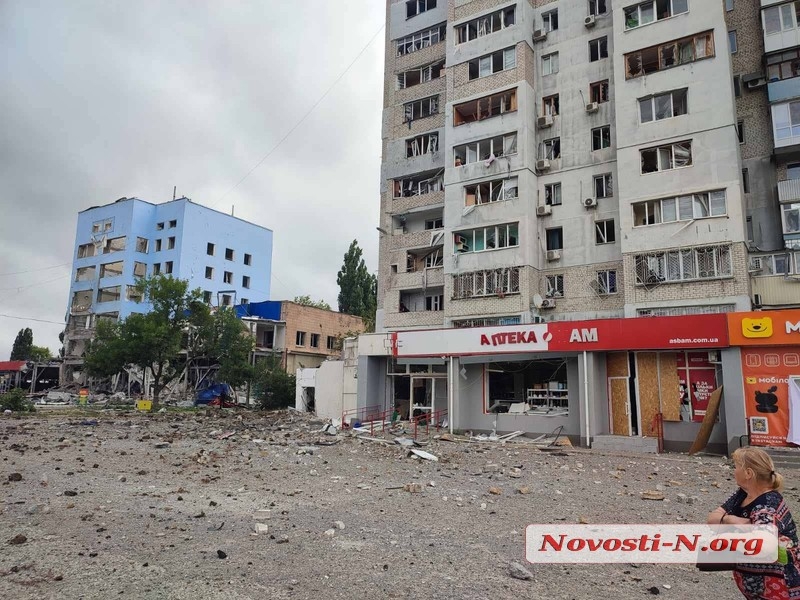 Появились фото и видео последствий ракетного удара по супермаркету в Николаеве. Обновлено