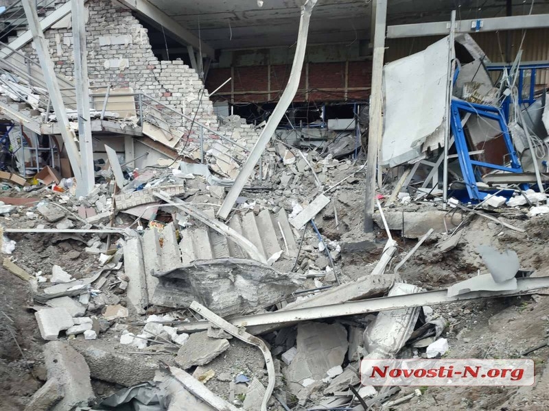 Появились фото и видео последствий ракетного удара по супермаркету в Николаеве. Обновлено