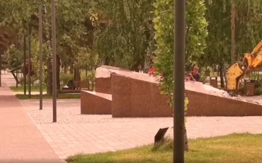 У Маріуполі окупанти демонтували меморіал захисникам України (відео)