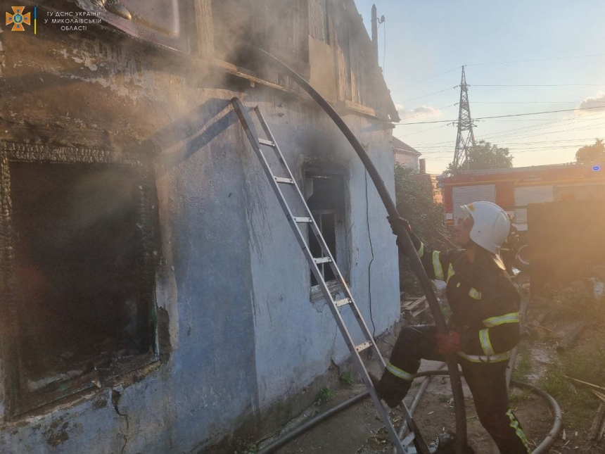 У селі під Миколаєвом через обстріл згорів житловий будинок