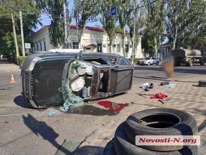 У Миколаєві зіткнулися «Ленд Ровер» та «Шевроле»: загинув водій, ще 5 людей постраждали