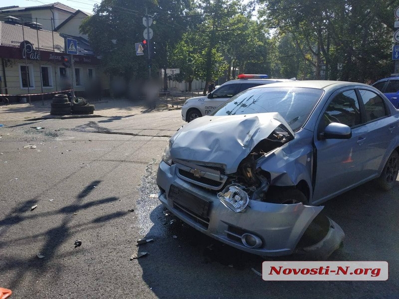 У Миколаєві зіткнулися «Ленд Ровер» та «Шевроле»: загинув водій, ще 5 людей постраждали