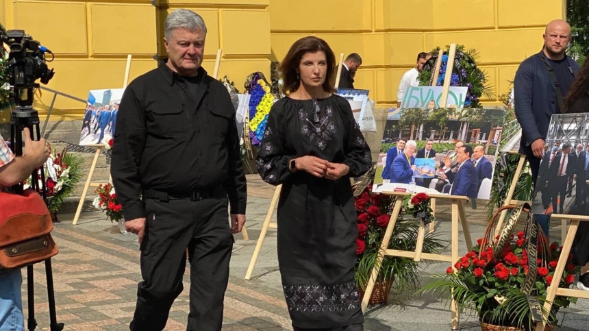 Проститься с погибшим при обстреле Николаева Алексеем Вадатурским приехал экс-президент и министр