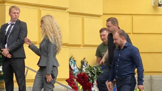 Проститься с погибшим при обстреле Николаева Алексеем Вадатурским приехал экс-президент и министр