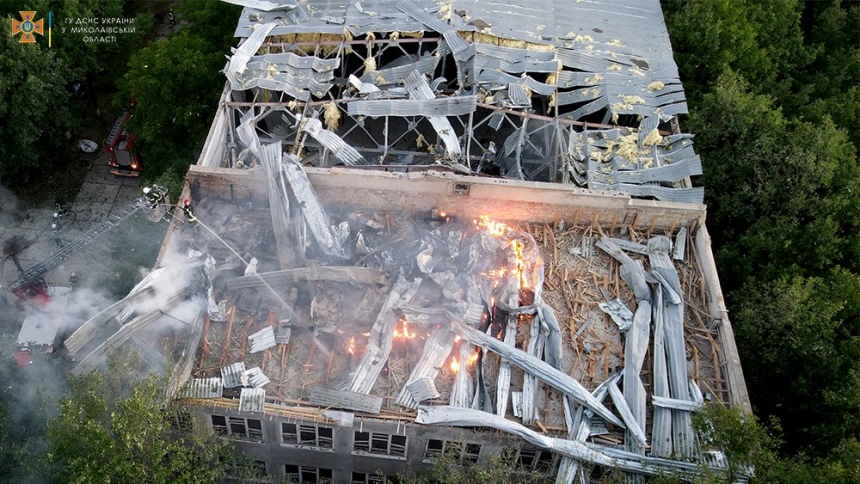 В Николаеве снаряд попал в промышленный объект: возник пожар (фото)