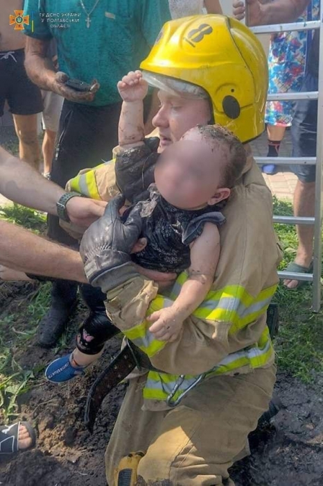 На Полтавщині рятувальники витягли з каналізаційного колектора 1,5-річну дівчинку (фото)