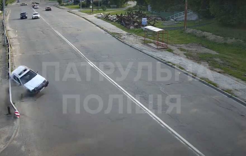 В Киеве пьяный водитель влетел в отбойник (видео)
