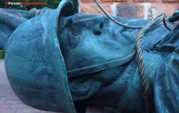 У Чернівцях демонтували пам'ятник червоноармійцю (відео)