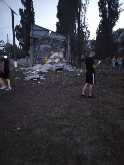 Фото и видео последствий вечернего обстрела Николаева: повреждены многоэтажки, разрушен магазин