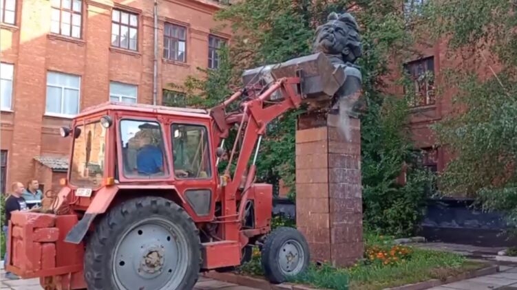 В Олександрії поряд з однією зі шкіл знесли погруддя письменника Максима Горького (відео)