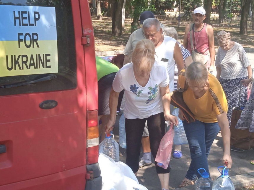 Николаевцам раздавали питьевую воду в баклажках