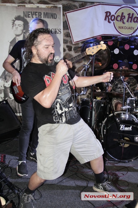 В Николаеве прогремел хеви-метал: выступила группа «Крылья» (фото)