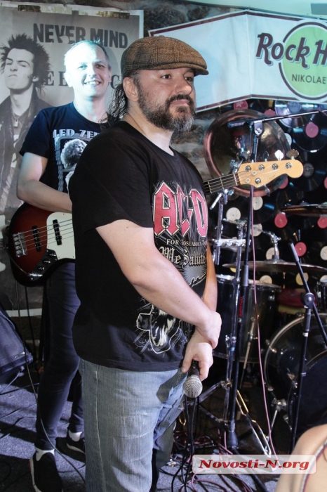 В Николаеве прогремел хеви-метал: выступила группа «Крылья» (фото)