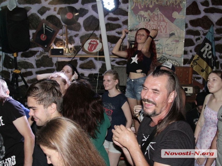 У Миколаєві прогримів хеві-метал: виступив гурт «Крила» (фото)