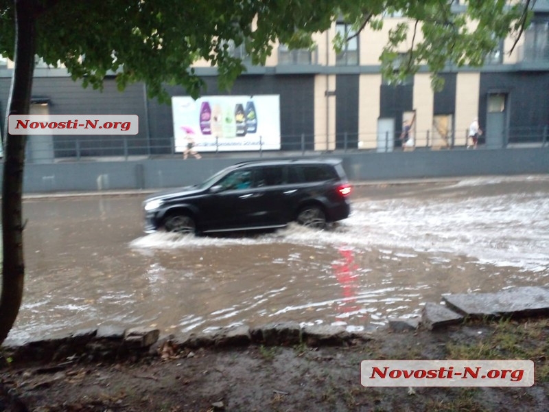 У Миколаєві після зливи традиційно центр міста пішов під воду (фото, відео)