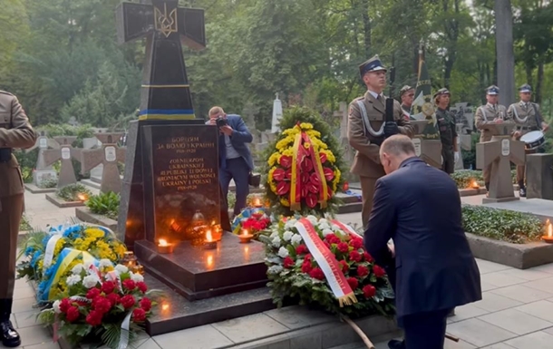 Дуда схилив коліно перед пам'ятником воїнам УНР (відео)