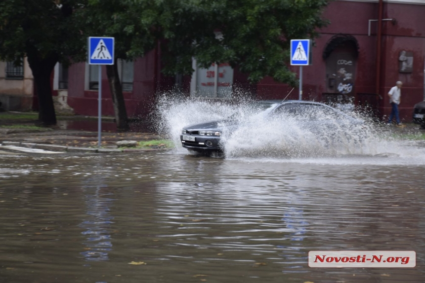 В Николаеве после ливня затопило центр города (фото, видео)