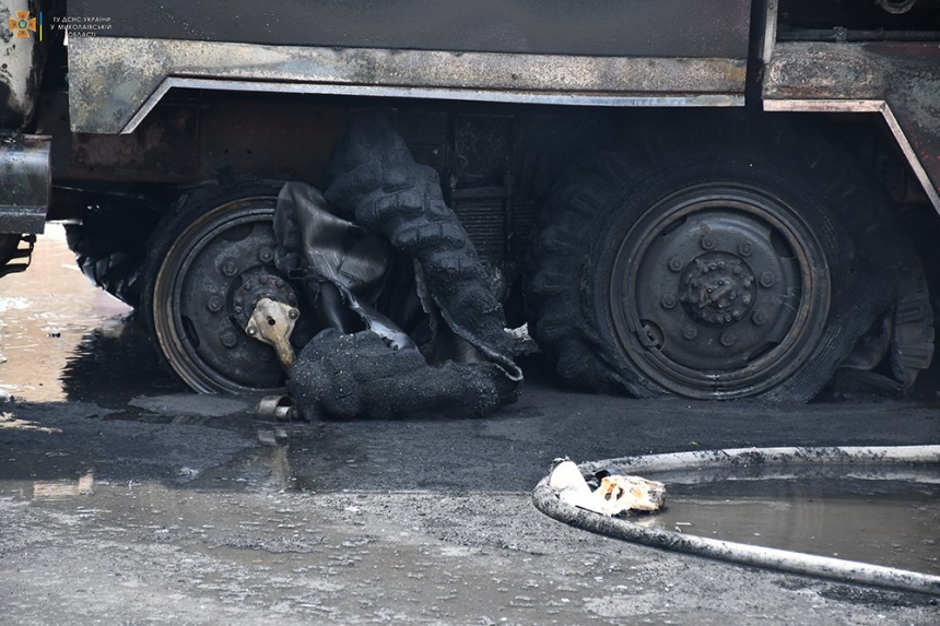 Под Николаевом оккупанты обстреляли пожарную часть (фото)